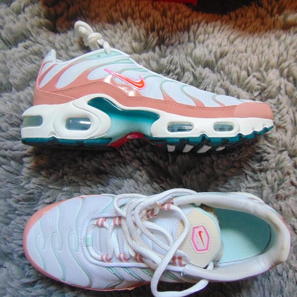 BRAND NEW Nike Air Max Plus (GS) white/Siren red/stardust  WITH BOX - Picture 7 of 7